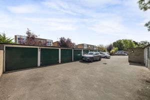 Garage en bloc- click for photo gallery
